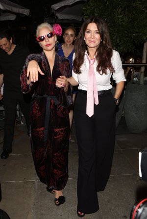 ¡Al suelo! Lady Gaga se vuelva a caer y no por culpa de su look