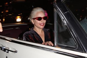 ¡Al suelo! Lady Gaga se vuelva a caer y no por culpa de su look