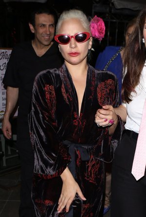 ¡Al suelo! Lady Gaga se vuelva a caer y no por culpa de su look