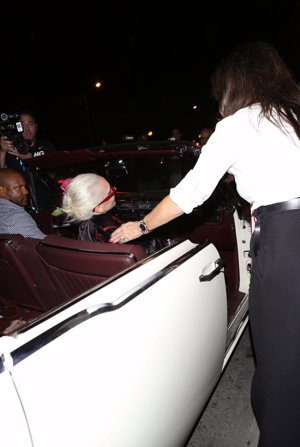 ¡Al suelo! Lady Gaga se vuelva a caer y no por culpa de su look