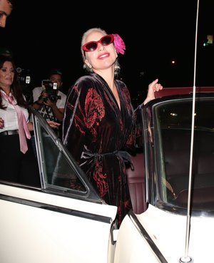 ¡Al suelo! Lady Gaga se vuelva a caer y no por culpa de su look