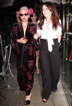 ¡Al suelo! Lady Gaga se vuelva a caer y no por culpa de su look