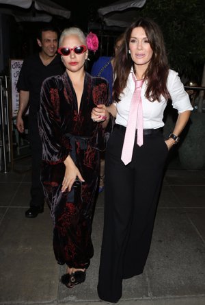 ¡Al suelo! Lady Gaga se vuelva a caer y no por culpa de su look