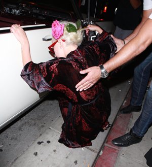 ¡Al suelo! Lady Gaga se vuelva a caer y no por culpa de su look