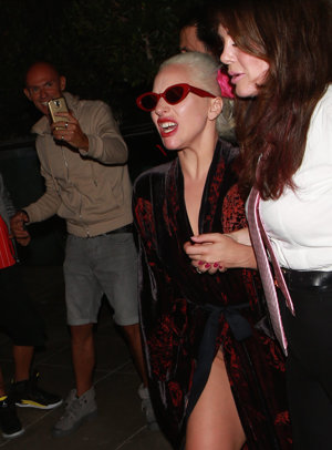 ¡Al suelo! Lady Gaga se vuelva a caer y no por culpa de su look
