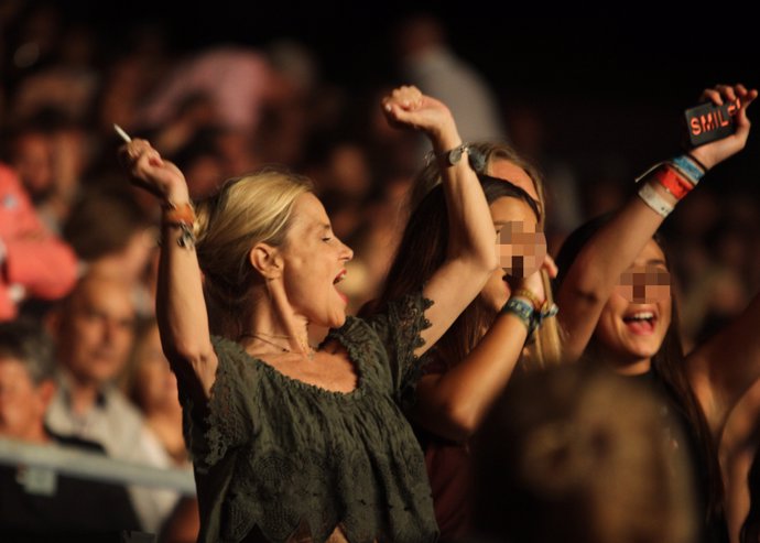 eugenia martinez de irujo con su hija cayetana en el concierto de enrique iglesias