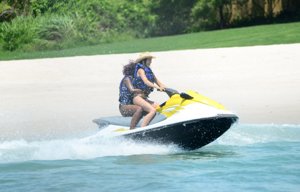 Kendall Jenner y sus divertidas vacaciones en moto de agua