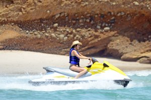 Kendall Jenner y sus divertidas vacaciones en moto de agua