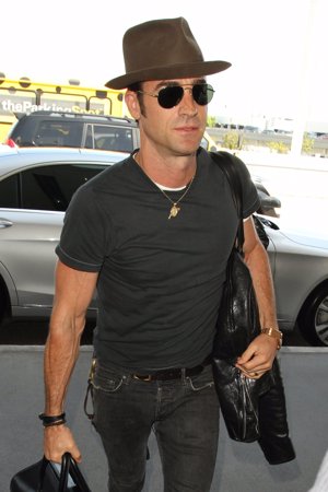 Justin Theroux fin a su luna de miel con Jennifer Aniston y presume de anillo