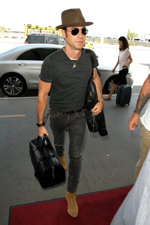 Justin Theroux fin a su luna de miel con Jennifer Aniston y presume de anillo