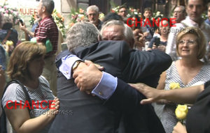 Daniel Pontes se rompe de dolro ante la salida del féretro de Lina Morgan