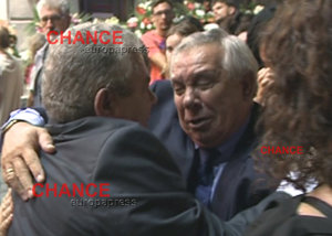 Daniel Pontes se rompe de dolro ante la salida del féretro de Lina Morgan