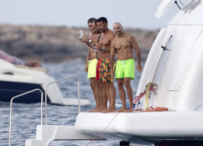 Jesús Vázquez y Roberto Cortés con amigos