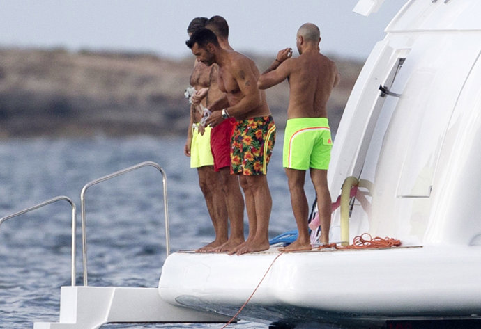 Jesús Vázquez y Roberto Cortés con amigos