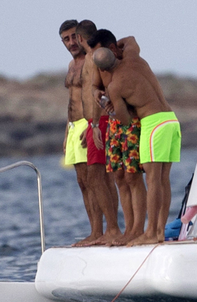 Jesús Vázquez y Roberto Cortés con amigos