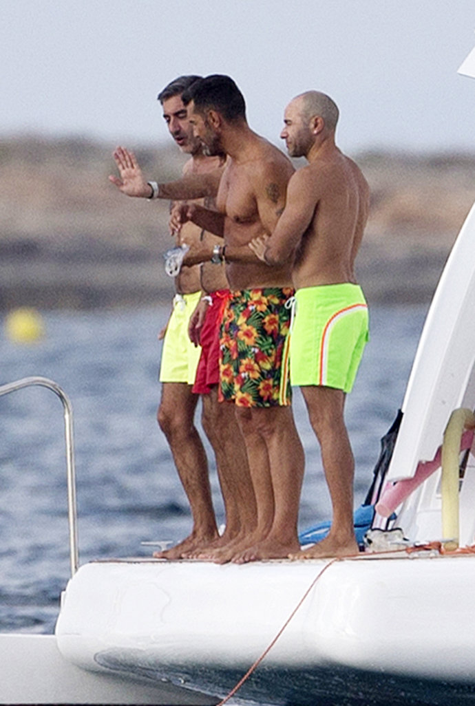 Jesús Vázquez y Roberto Cortés con amigos