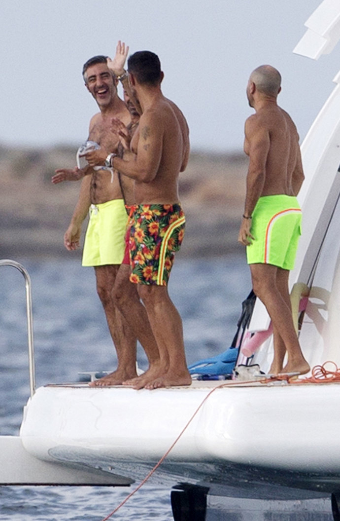 Jesús Vázquez y Roberto Cortés con amigos