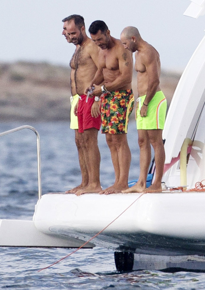 Jesús Vázquez y Roberto Cortés con amigos