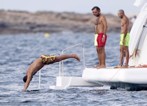 Jesús Vázquez y su marido Roberto Cortés, duelo de cuerpazos en alta mar