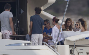 En barco, con su hija y amigos, disfruta de Ibiza