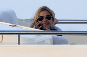 Eugenia sonriente habla por teléfono