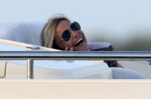 Eugenia sonriente habla por teléfono