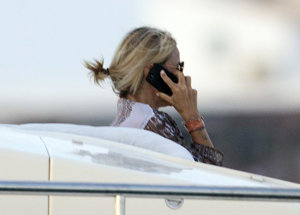 Eugenia habla por teléfono