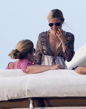 Eugenia Martínez de Irujo muestra su felicidad con un rostro sonriente