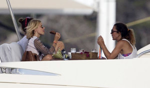 Eugenia Martínez de Irujo disfruta de un helado