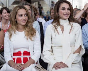 Rania de Jordania presume de su hija Iman en Francia