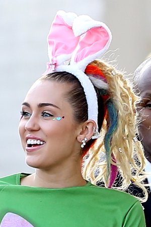 Primer plano de Miley Cyrus en Los Angeles donde vemos su divertido peinado de colores y las 'orejas' de conejita