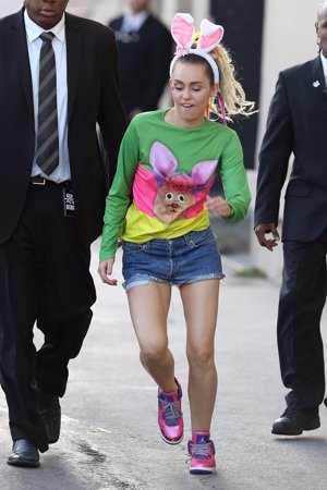 Miley Cyrus se escapa para saludar a los fans de Los Angeles