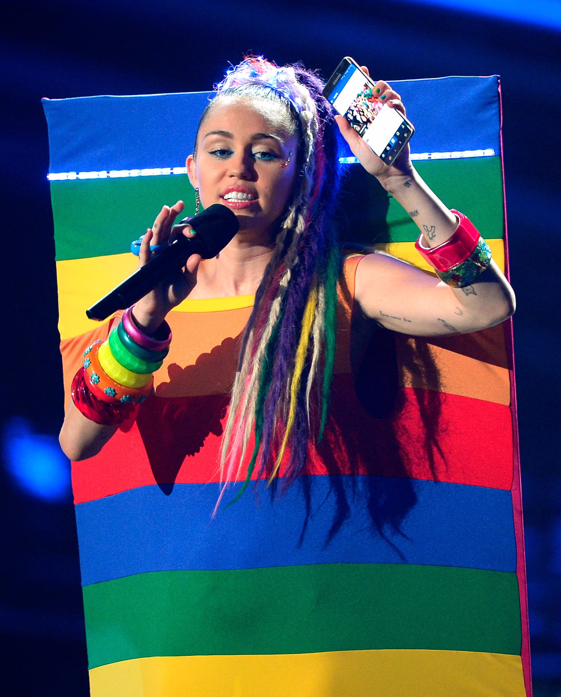Miley Cyrus look 'Bandera LGTB'