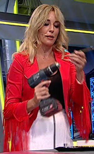 Anna Simon y su chaqueta con flecos