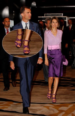 La Reina Letizia con unas preciosas sandalias en morado de Magrit, que las tiene en más colores, y que incluso se las hemos visto a su propia hermana Telma, y es que las Ortiz Letizia, mamá Paloma y Telma, son muy dadas a hacer cosas de chicas como intercambiarse ropa...