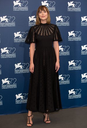Dakota Johnson lució un sobrio vestido negro en gasa de la colección Crucero 2016 de Valentino. La actriz completó el look con unas simples sandalias negras 'Lucille' de Jimmy Choo, y en cuanto al maquillaje y peinado optó por la naturalidad.