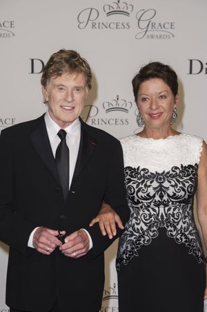 El actor Robert Refford acompañado de su esposa Sibylle Szaggars Redford
