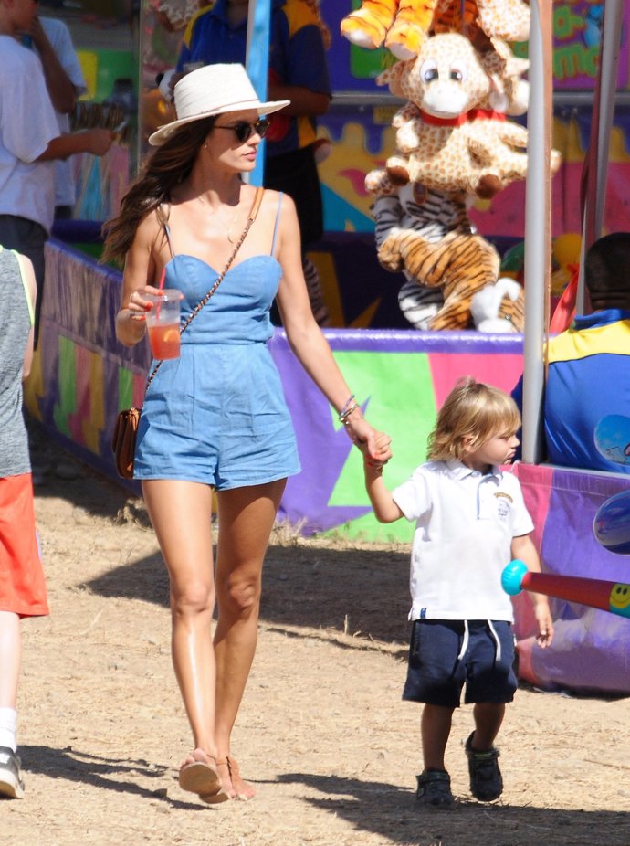 Alessandra Ambrosio con sus hijos