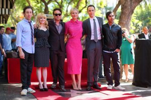Kaley Couco con sus compañeros de Big Bang Theory