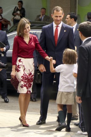Los Reyes de España en el almuerzo conmemorativo del XXXV aniversario del Tribunal Constitucional, saludan a los niños que estaban esperando