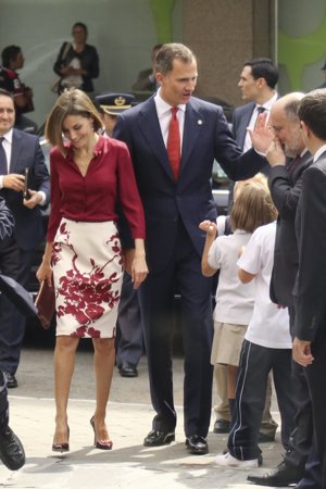 Los Reyes de España en el almuerzo conmemorativo del XXXV aniversario del Tribunal Constitucional, saludan a los niños que estaban esperando