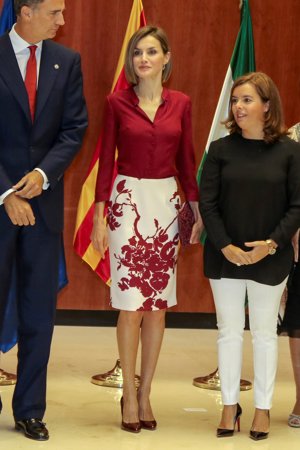 Los Reyes de España en el almuerzo conmemorativo del XXXV aniversario del Tribunal Constitucional, acompañados por Soraya Sáenz de Santamaría