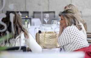 Terelu Campos cena con amigas