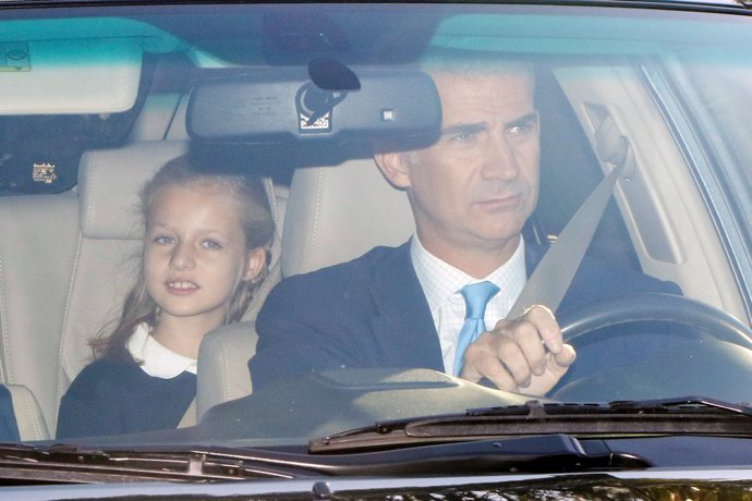 La princesa Leonor y Felipe VI en el coche camino del colegio