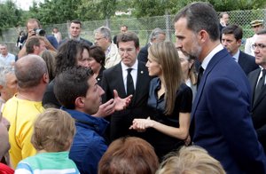 Letizia atenta y proactiva con la gente