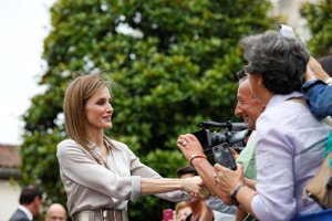 La Reina Letizia en oviedo, saludando a dos manos