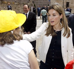 La Reina además de saludar, no duda en hablar con la gente que se acerca a saludarla