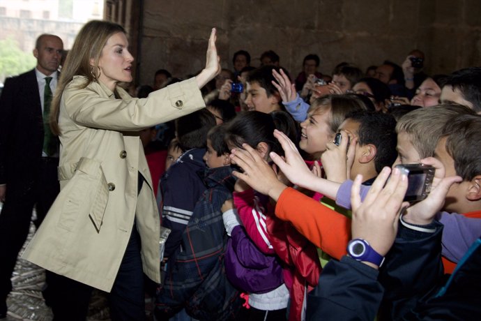 La Reina Letizia saludando enérgicamente