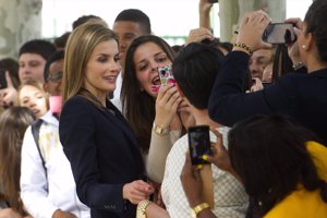 La Reina Letizia posa haciéndose un selfie