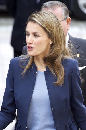 Letizia siempre a punto para participar en una conversación